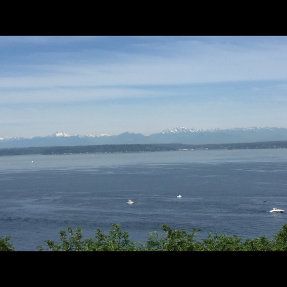 Meet your Posher, Lina from UnicornFinds42 - Picture 2 of 2